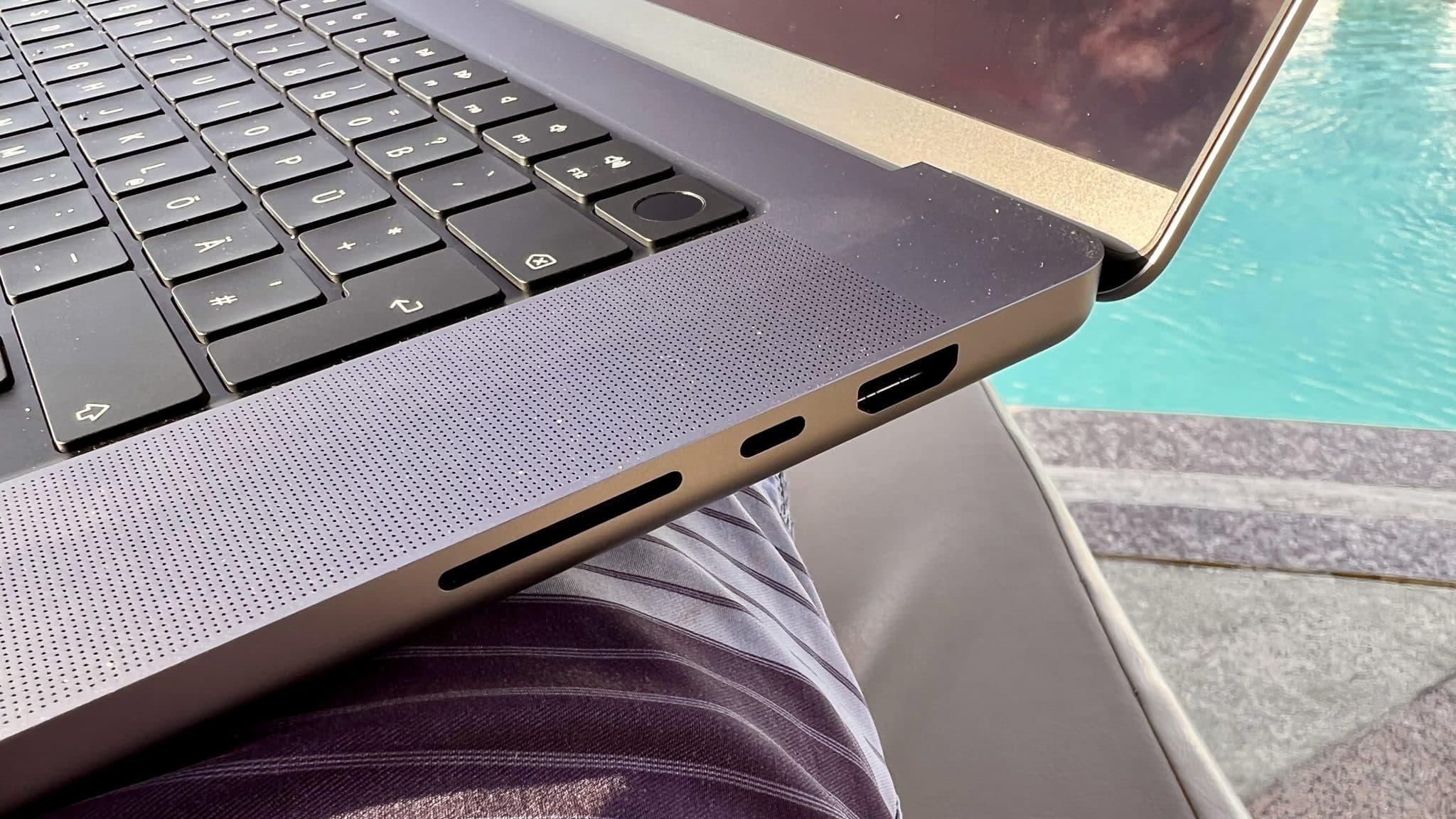 Das Macbook Pro 16 M1 Pro ist schon ein echter Renner – das kann man wirklich nicht anders sagen. Man merkt wirklich, das dieses Gerät sowohl äußerlich als auch innerlich aus einem Guss ist. Das bedeutet, dass im Zusammenspiel zwischen Hardware und Software alles reibungslos funktioniert und die Maschine seine Power voll entfalten kann. Ich habe für dich nachfolgend die wichtigsten Eigenschaften des Macbook Pro 16 M1 Pro zusammengestellt und kommentiert.