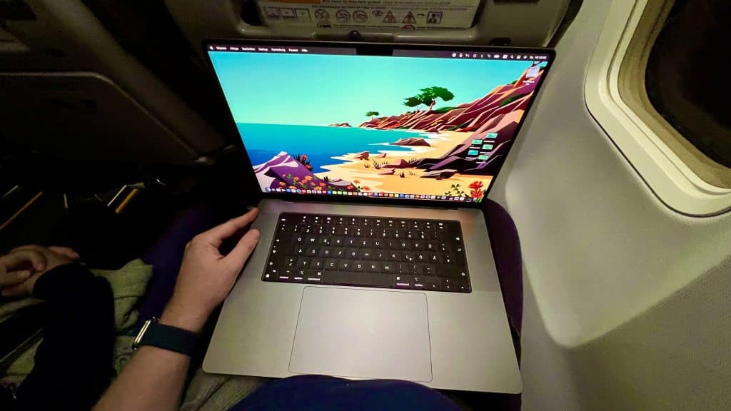 In der Economy Class war es ein bisschen Eng mit dem 16 Zoll MacBook Pro. Wenn man häufiger mit MacBook fliegt und unterwegs in der Economy arbeiten möchte, würde ich eher das 14 Zoll Modell, ein MacBook Air oder ein iPad Pro 12.9 Zoll empfehlen. Foto: Sascha Tegtmeyer Mein Bruder und ich haben uns beide ein neues MacBook Pro gegönnt, aber wir haben uns für unterschiedliche Modelle entschieden. Er entschied sich für das MacBook Pro 14 M1 Pro mit einem 14-Zoll-Bildschirm und einem kompakten und leichten Gehäuse, während ich mich für das MacBook Pro 16 M1 Pro mit einem 16-Zoll-Bildschirm und einem etwas größeren und schwereren Gehäuse entschied. Wir waren beide sehr gespannt auf die Leistung der neuen M1 Pro- und M1 Max-Chips, die Apple als leistungsstarke "Monster" bezeichnet hat. Wir haben die beiden MacBooks nebeneinander gestellt und einige Tests durchgeführt, um zu sehen, wie sie abschneiden. Dabei haben wir festgestellt, dass die Chips und der Speicher sowie die daraus resultierende Leistung bei beiden Modellen identisch sind. Das liegt daran, dass beide MacBooks den gleichen M1 Pro Chip mit 10 Rechenkernen, 16 Grafikkernen und 16 GB gemeinsamem Hauptspeicher verwenden. Dieser Chip ist laut Apple fast doppelt so leistungsfähig wie der M1-Chip, der im älteren 13-Zoll MacBook Pro verwendet wird. Er unterstützt auch mehr Speicherplatz, bis zu 8 TB SSD, im Vergleich zu nur 2 TB beim M1 Chip.