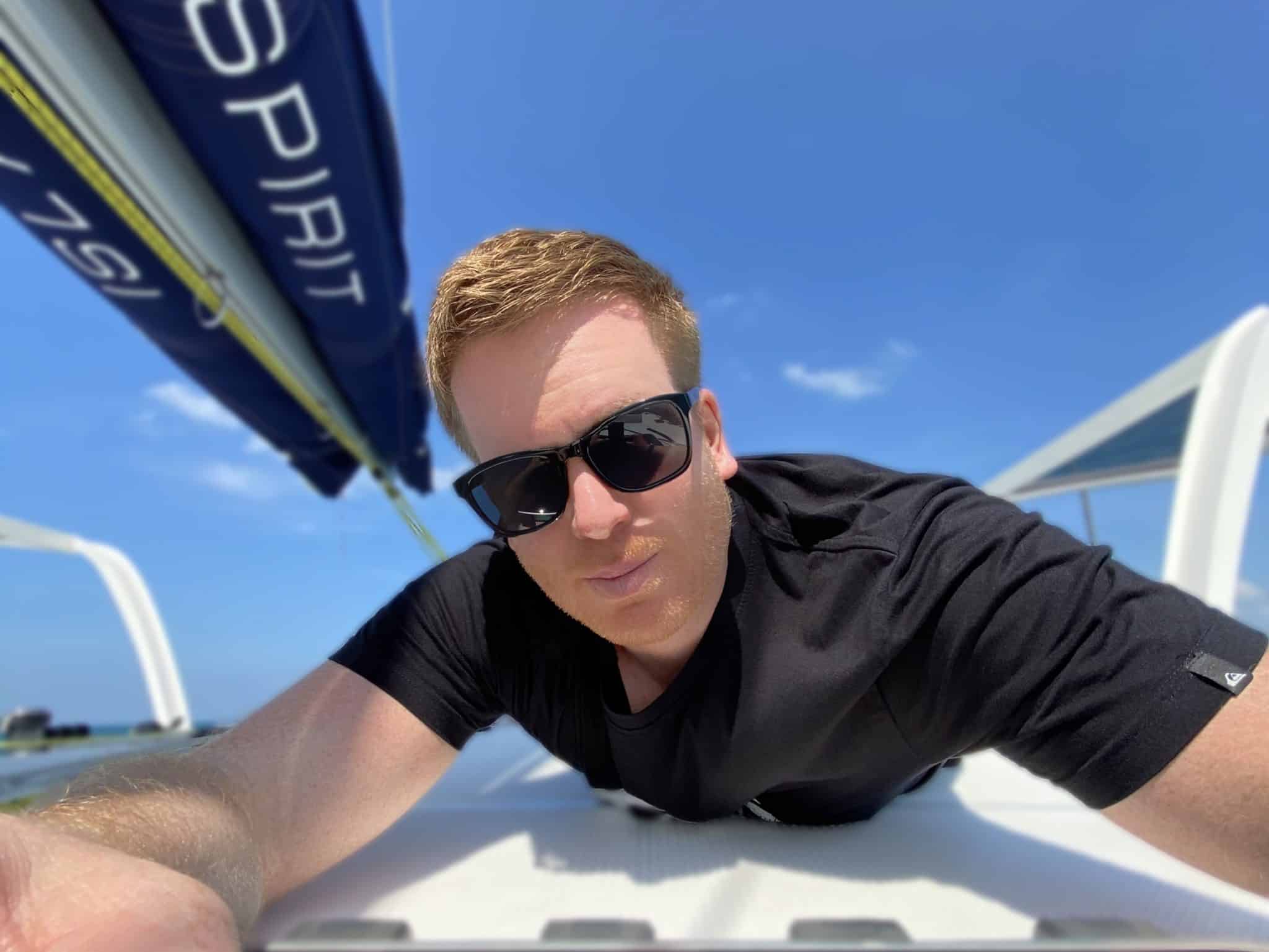 Thailand ist eines der vielseitigsten und schönsten Reiseziele der Welt – und ein wahrer Abenteuerspielplatz, an dem du unglaublich viel erleben kannst. Für jede Vorliebe gibt es garantiert die passende Freizeitaktivität. Du kannst mit dem Motorroller fahren, Stehpaddeln oder Kayak fahren, eine Bootstour machen, mit dem Fahrrad auf Erkundung gehen oder atemberaubend schöne Tempel besuchen – ganz gleich, wo deine Interessen liegen, du wirst sicher fündig. Was sind die beliebtesten Freizeitaktivitäten in Thailand und was kann man unternehmen? Ich habe dir die wichtigsten Infos, Tipps und Empfehlungen zusammengestellt, damit dir im Urlaub garantiert nicht langweilig wird.