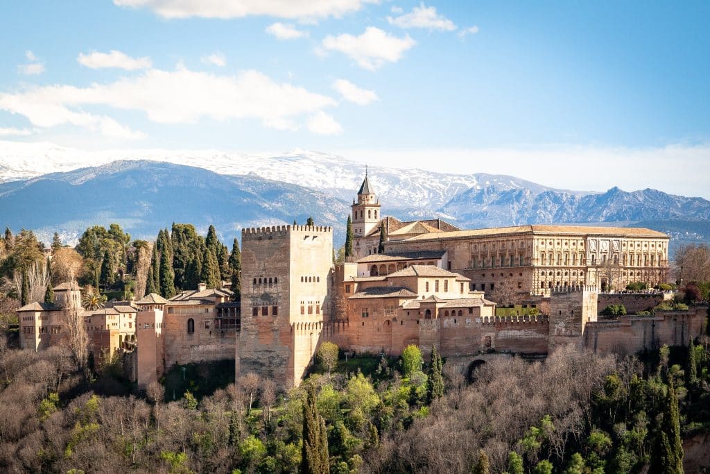 Die Alhambra-Festung sollte ganz oben auf deiner To-Do-Liste in Granada stehen. 