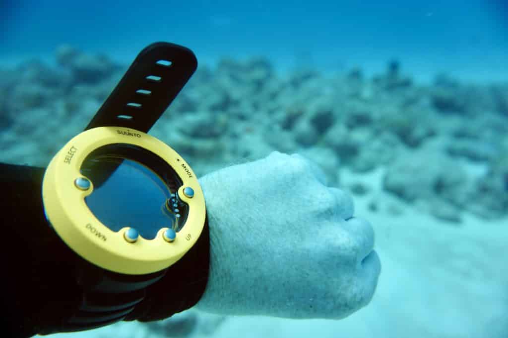 Tauchcomputer Suunto Zoop Novo Test Nachdem ich den Suunto Zoop Novo bei meinen Tauchgängen auf Mauritius eingesetzt habe, war ich von seiner Leistung beeindruckt. Der Computer war genau und einfach zu bedienen – und ich hatte keinerlei Probleme damit. Der Suunto Zoop Novo ist eine gute Wahl für deinen ersten Tauchcomputer. Er ist einfach zu bedienen und verfügt über alle Funktionen, die du für den Einstieg ins Tauchen brauchst.