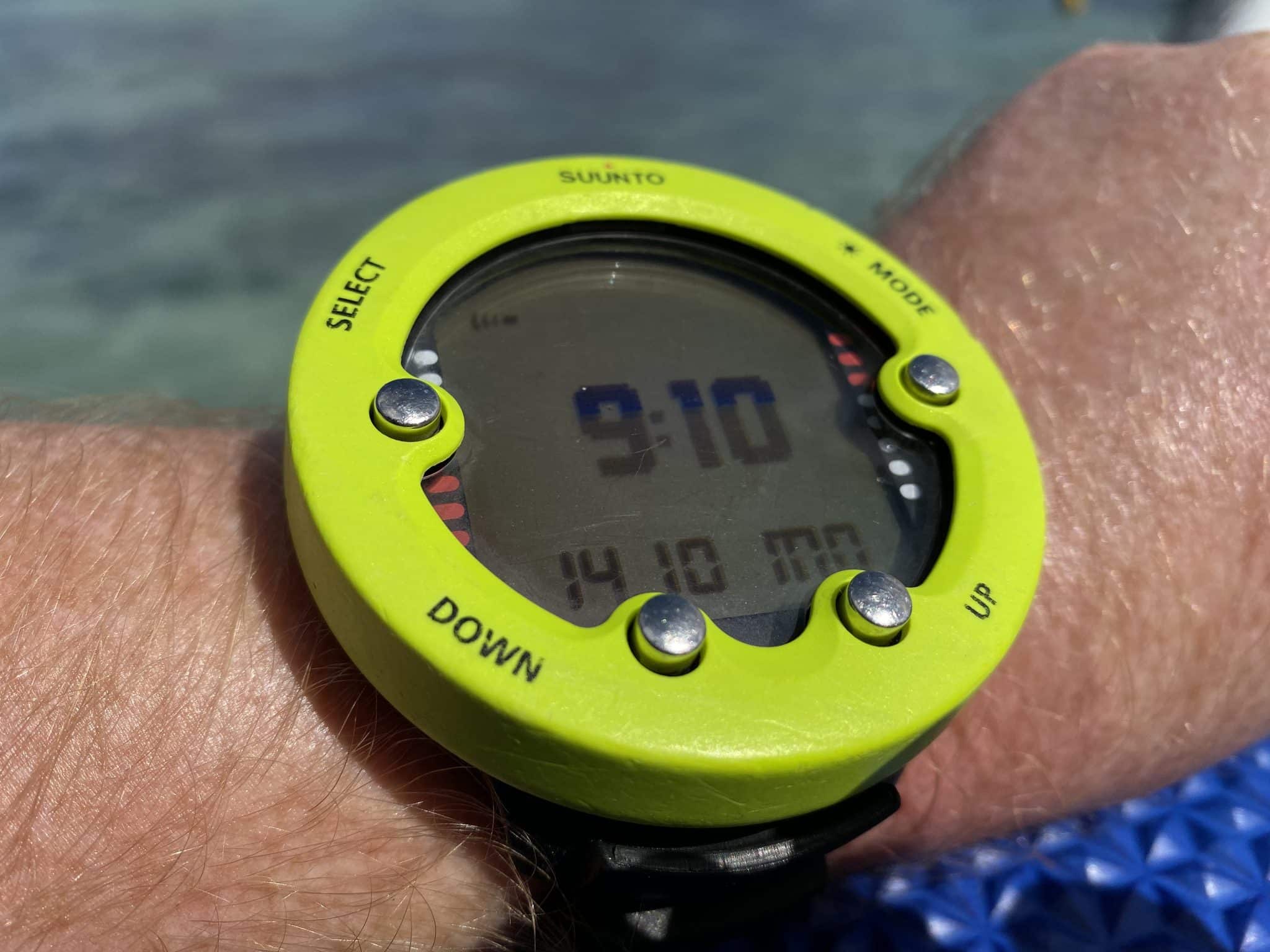 Meine persönlichen Suunto Zoop Novo Erfahrungen sind durchweg positiv. Der Zoop Novo ist ein großartiger Einsteiger-Tauchcomputer, der über alle wesentlichen Funktionen verfügt, die ein Taucher benötigt. Er ist einfach zu bedienen, was ihn zu einer guten Wahl für Tauchanfänger macht und ihn für mich als Umsteiger intuitiv zu bedienen macht. Ich bin auf Mauritius mit diesem Modell getaucht und muss sagen: keine besonderen Vorkommnisse – sprich: alles perfekt. Foto: Sascha Tegtmeyer