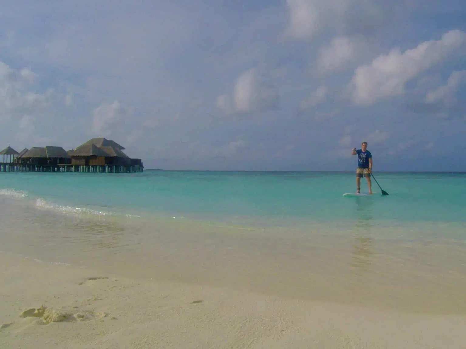Ich war jeden Tag auf Bodu Hithi mit dem SUP unterwegs – ein ideales Workout im Urlaub. Reisebericht Coco Bodu Hithi Malediven Erfahrungen