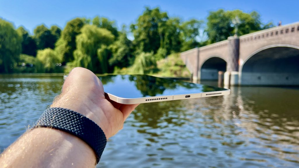Lieg so gut in der Hand: Das kleine und leichte iPad Air ist der ideale Begleiter unterwegs. Foto: Sascha Tegtmeyer iPad iPhone reisen iPad Air Test ErfahrungenIMG_1617