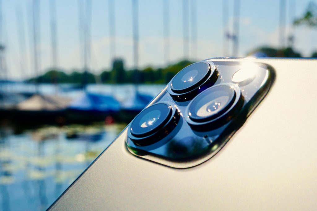 Das iPhone 13 Pro Max ist ideal, um alle deine Erinnerungen im Urlaub festzuhalten. Mit seinen drei leistungsstarken Kameras kannst du gestochen scharfe Fotos und Videos von all deinen Abenteuern aufnehmen, die du anschließend auf dem riesigen, randlosen Display anzeigen lassen kannst.