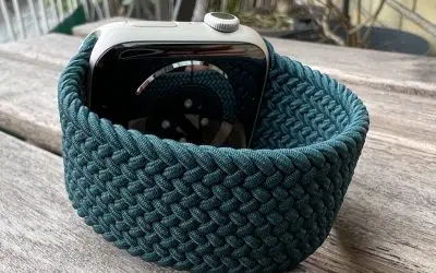 Dunkelgrünes geflochtenes Solo Loop an einer Apple Watch in Nahaufnahme