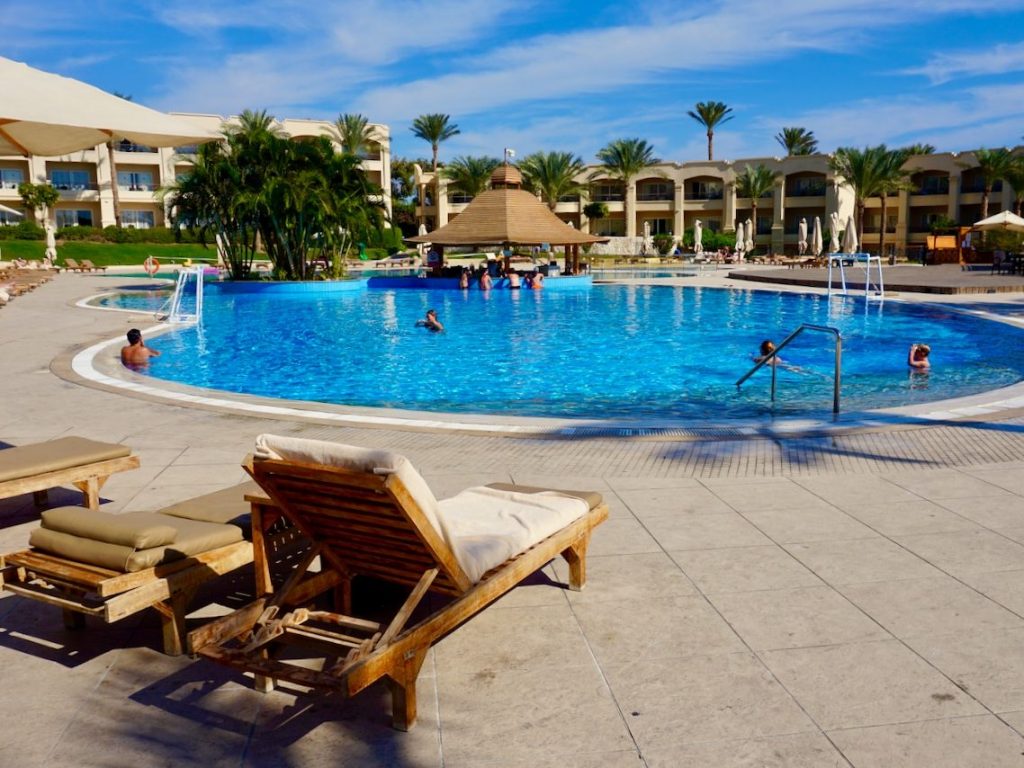 Luxusurlaub in Ägypten – Tipps für Taucher, Schnorchler und Strand-Fans 5 In diesem Erfahrungsbericht teile ich meine persönlichen Erfahrungen und gebe wertvolle Tipps für einen perfekten Luxusurlaub in Ägypten. Ich zeige dir, wie du entspannte Tage am Pool oder am Strand verbringen, faszinierende kulturelle Erlebnisse genießen und spannende Abenteuer erleben kannst. Entdecke mit mir das Rote Meer und lass dich von Ägyptens Schönheit und Gastfreundschaft verzaubern!