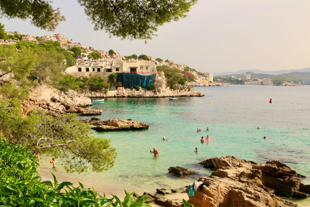 Hotel Cala Fornells Mallorca – Erfahrungen & Bewertungen Das Hotel Cala Fornells eignet sich für Paare und Familien, die einen entspannten Urlaub im Südwesten Mallorcas verbringen möchten. Viele ältere Ehepaare besuchen das Hotel. Es ist aber auch ohne Weiteres für jüngere Gäste und Familien geeignet. Das Haus ist ideal für Strandurlauber, Wellness-Urlauber, Wanderurlauber, Sportler und Outdoor-Fans. Ich als Läufer bin von dort aus jeden Tag die malerische Straße nach Paguera gelaufen oder durch die Hügel, die sich rund um das Hotel Cala Fornells erstrecken. Die schöne Lage des Hotels und seine hervorragende Ausstattung machen es zu einer guten Wahl für einen Mallorca-Urlaub.