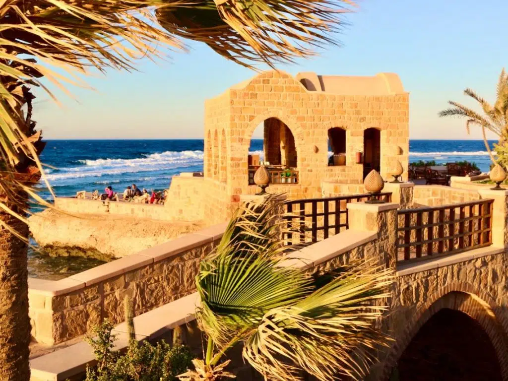 Einer der Hauptgründe, warum ein Urlaub am Roten Meer in Ägypten so außerordentlich schön ist, besteht in den luxuriösen Hotels und Resorts, die dich dort erwarten. Ich habe mittlerweile schon mehr als ein Dutzend Mal am Roten Meer Urlaub gemacht und ganz unterschiedliche Unterkünfte in Ägypten besucht. Was zeichnet die besten Hotels aus? Welche Häuser sind zu empfehlen? Ich habe für dich meine ganz persönlichen Erfahrungen und Empfehlungen zu den Hotels und Resorts in Ägypten mit einem kleinen Ranking zusammengestellt. Da ist bestimmt auch für deinen Urlaub der perfekte Ort dabei.