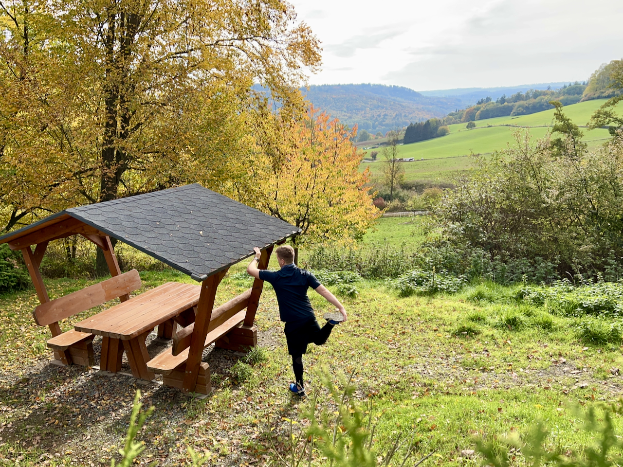 Trailrunning Tipps für Anfänger

Trailrunning ist eine tolle Möglichkeit, dem Alltag zu entfliehen und in der Natur aktiv zu sein. Wenn du bisher nur auf asphaltierten Straßen gelaufen bist, kann Trailrunning eine spannende neue Herausforderung sein. Es gibt jedoch einige Dinge, die du beachten solltest, um sicher zu bleiben und das Beste aus dieser abenteuerlichen Sportart herauszuholen. Im Folgenden geben wir dir einige nützliche Tipps für Trailrunning-Einsteiger, die dir den Einstieg in diese faszinierende Welt erleichtern sollen. Wir zeigen dir, wie du dich auf deine ersten Trailrunning-Abenteuer vorbereiten kannst, welche Ausrüstung du brauchst und wie du dich beim Laufen am besten verhältst. Also schnür deine Laufschuhe und lass uns gemeinsam in die Welt des Trailrunnings eintauchen! Foto: Sascha Tegtmeyer