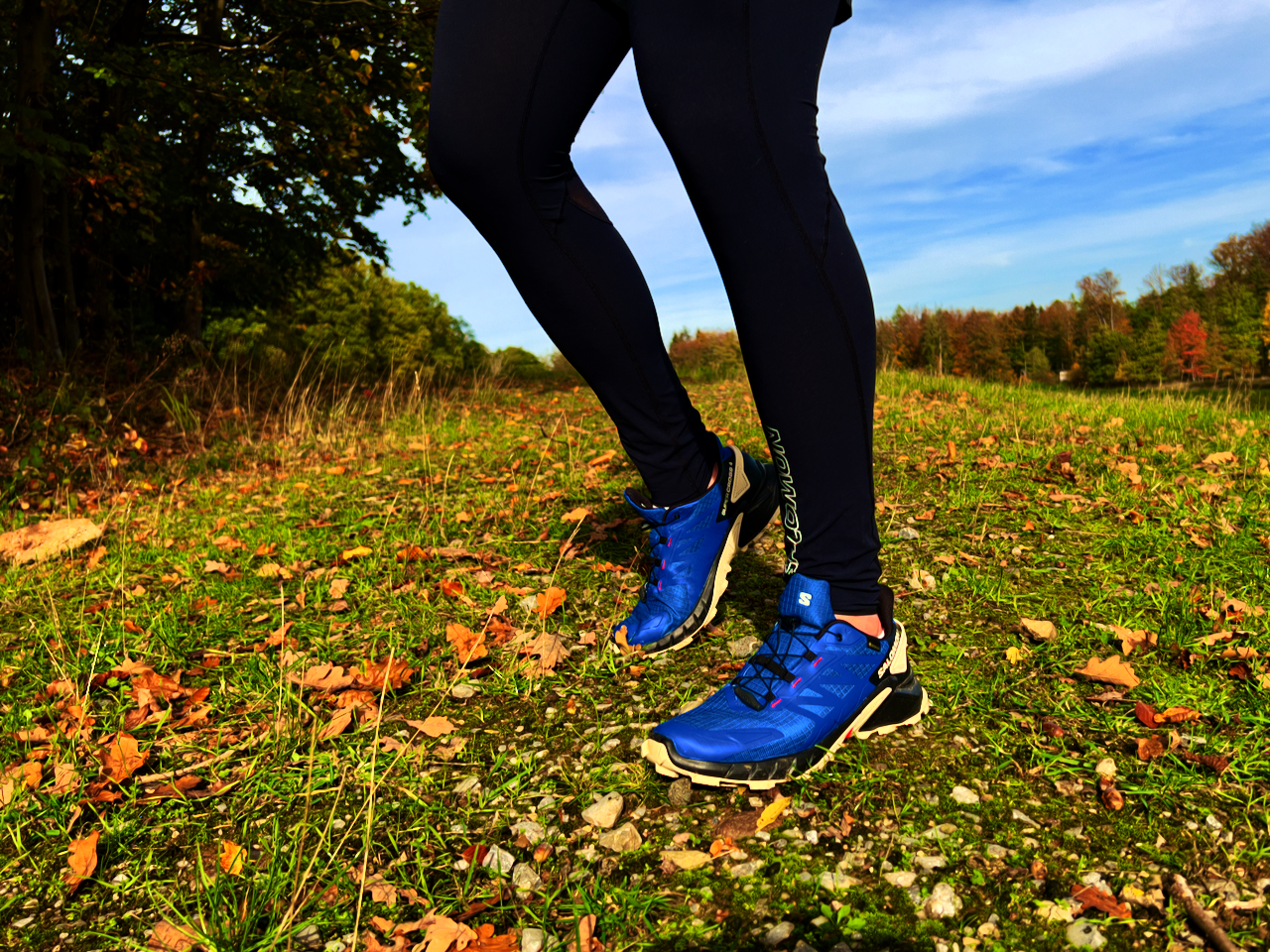 Das wichtigste beim Trail Running sind gute Schuhe. Foto: Sascha Tegtmeyer Trailrunning Ausrüstung und Equipment – was brauche ich?

Wenn du dich für Trailrunning interessierst, ist es wichtig zu wissen, welche Ausrüstung du benötigst. Natürlich ist das Lauftraining selbst die wichtigste Voraussetzung für erfolgreiches Trailrunning. Aber mit der richtigen Ausrüstung kannst du nicht nur dein Training verbessern, sondern auch deine Sicherheit erhöhen und mehr Spaß am Laufen haben. Das Wichtigste sind gute Trailrunning-Schuhe. Anders als beim Straßenlauf braucht man beim Trailrunning Schuhe, die auch auf unebenem Untergrund guten Halt bieten. Die Sohle sollte ein griffiges Profil und ausreichend Dämpfung haben, um die Gelenke zu schonen. Wichtig ist auch die Passform. Der Schuh sollte stabil und bequem sein und im Zehenbereich ausreichend Platz bieten.

Neben dem richtigen Schuhwerk gibt es noch weitere Ausrüstungsgegenstände, die das Trailrunning angenehmer machen können. Dazu gehört zum Beispiel eine Trailrunning-Hose, die vor den Elementen schützt und trotzdem atmungsaktiv ist. Auch eine leichte Laufjacke ist empfehlenswert, um sich vor Regen oder Wind zu schützen. Für längere Trailrunning-Touren kann ein Trailrunning-Rucksack hilfreich sein, um Wasser und Verpflegung zu transportieren. Nicht zu vergessen sind spezielle Trailrunning-Socken, die dir zusätzliche Dämpfung im Fersenbereich oder Belüftungskanäle bieten und so Blasen vorbeugen können. In diesem Artikel stellen wir dir die wichtigsten Ausrüstungsgegenstände vor, die dein Trailrunning-Erlebnis noch angenehmer und sicherer machen können. So bist du gut gerüstet für das Abenteuer Trail.