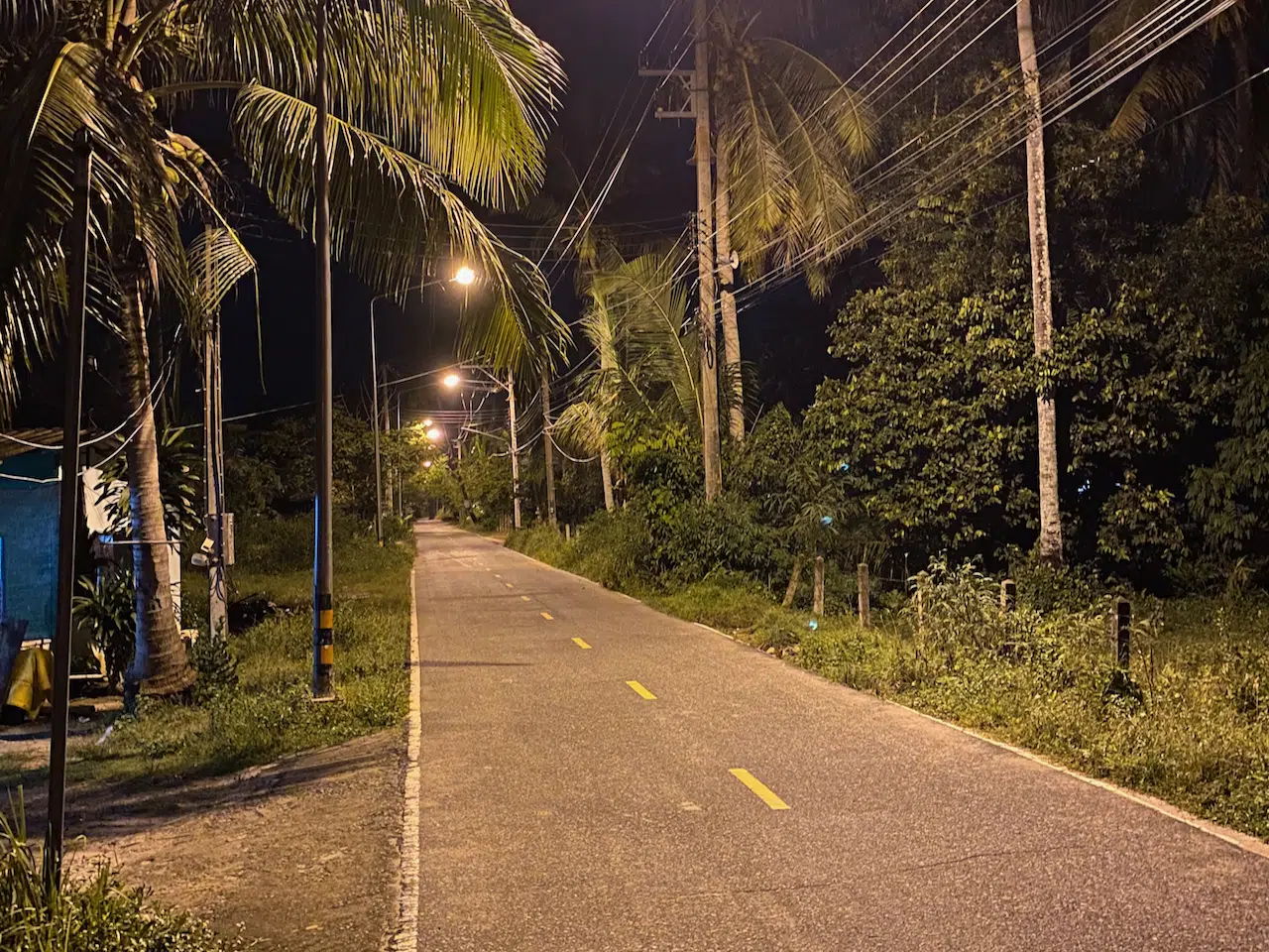 Freizeitaktivitäten in Thailand: Was wirklich zu deiner Reise passt 10 Abendliche Joggingstrecke an einer Straße in Thailand