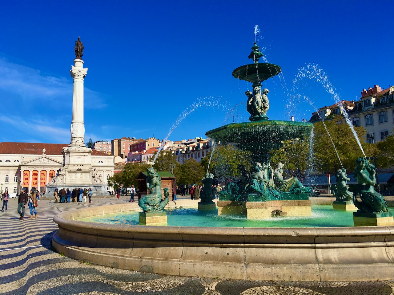 Begleite mich auf einer Reise durch eine der schönsten und lebendigsten Metropolen Europas – Lissabon. In dieser malerischen, südeuropäischen Metropole ist das Leben ein Fest. Eine bunte Mischung aus pulsierendem Stadtzentrum, traditionellen Altstadtvierteln und einer malerischen Küste, die zum Träumen einlädt. Ich hatte das Vergnügen, diese atemberaubende Stadt zu besuchen und möchte meine persönlichen Tipps und Erfahrungen in diesem Reisebericht Lissabon mit dir teilen, damit du das Beste aus deiner Reise machen kannst. Was gibt es zu entdecken? Und was kannst du unternehmen? Lass uns gemeinsam durch die Straßen Lissabons schlendern und die verborgenen Schätze dieser wunderschönen Stadt entdecken. Reisebericht Lissabon Erfahrungen Tipps Erfahrungsbericht Portugal