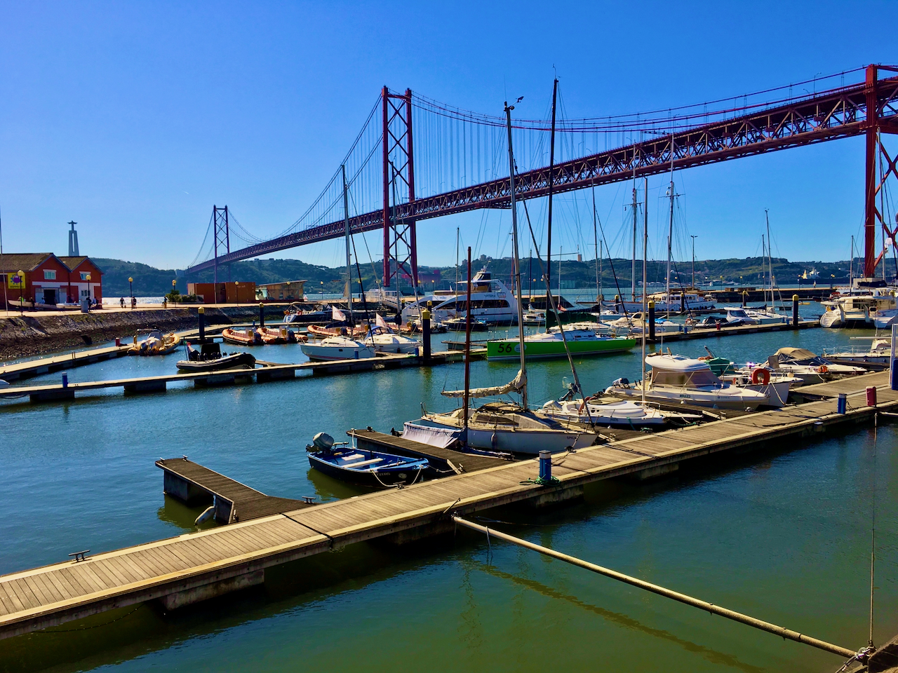 Spürst du Lissabon schon? Mein erstes Gefühl für Lissabon war und wird immer sein, mit Sonnenbrille in einem Café in der Sonne zu sitzen, Galão zu trinken und Natas zu essen. Sonne tanken, durchatmen, genießen - und einfach das Leben genießen. Wenn ich daran denke, geht mir das Herz auf. Und wenn ich mich nicht irgendwann hätte losreißen können, hätte ich wahrscheinlich nichts von Lissabon gesehen, sondern nur Kaffee getrunken. Reisebericht Lissabon Erfahrungen Tipps Erfahrungsbericht Portugal