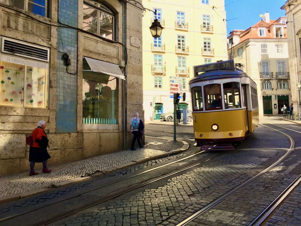 Eine der bekanntesten und beliebtesten Aktivitäten in Lissabon ist eine Fahrt mit der berühmten Straßenbahn. Reisebericht Lissabon Erfahrungen Tipps Erfahrungsbericht Portugal