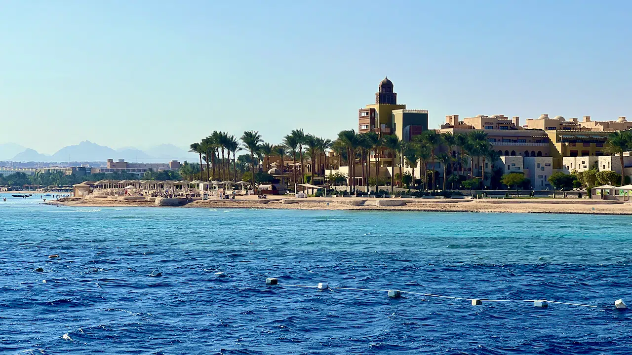 Makadi Bay: Meine Erfahrungen mit Strand, Schnorcheln und Hausriff 7 Blick vom Roten Meer auf eine Hotelanlage in Makadi Bay