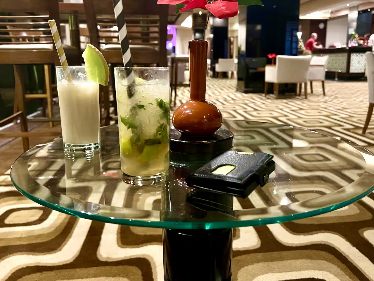 Reise-Gadgets – Tests, Tipps & Entscheidungshilfen 6 Kompaktes Reiseportemonnaie in einer Hotellounge