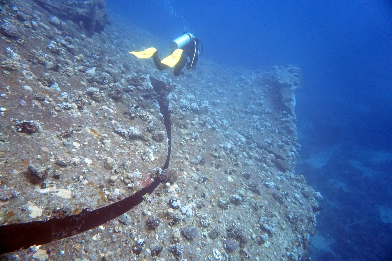 Unscheinbar und dennoch tödlich – mit dem Bug ist das Schiff gegen das Riff Shaab Sheer geprallt. Das hat die Bugklappe verschoben. Das Schiff ist in Minuten von vorne bis hinten mit Wasser vollgelaufen, weil es keine Schotten gab und in weniger als einer halben Stunde komplett gesunken. Foto: Sascha Tegtmeyer Salem Express Wrack Tauchen Erfahrungen Erfahrungsbericht