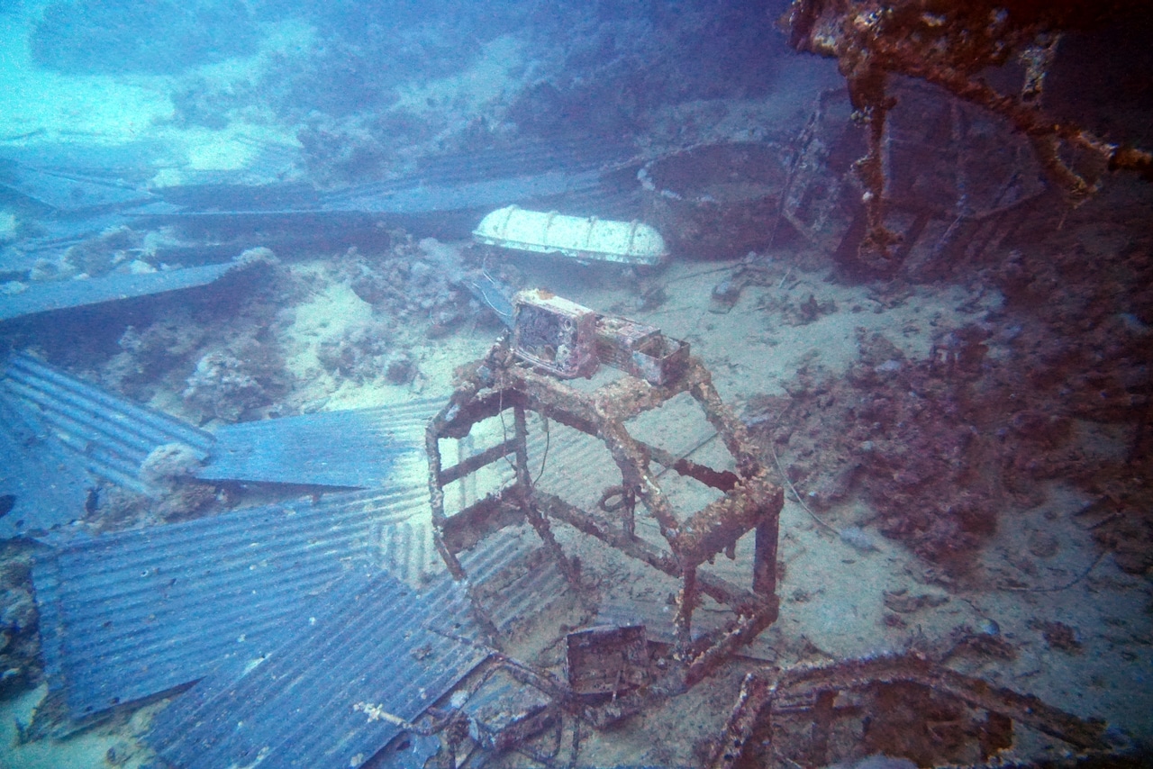Gänsehautmomente an der Salem Express: Auf dem Grund liegen überall Gegenstände verteilt – im Bild: Ein Fernseher, Cover eines Rettungsboots und die Abdeckung des Sonnendecks. Foto: Sascha Tegtmeyer Salem Express Wrack Tauchen Erfahrungen Erfahrungsbericht