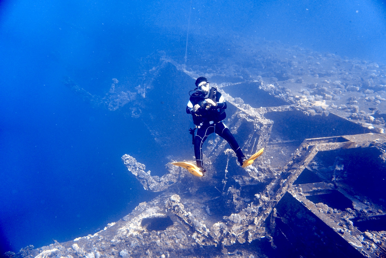Tauchguide Hassan von den Scuba World Divers am Wrack der Salem – der erfahrene Taucher hat das versunkene Schiff schon etliche Male besucht. Foto: Sascha Tegtmeyer Salem Express Wrack Tauchen Erfahrungen Erfahrungsbericht