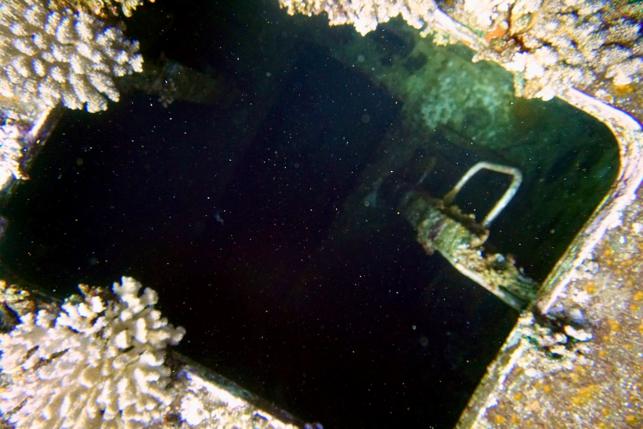 Blick in eine Außenkabine der Salem Express. Die Passagiere wurden von der Havarie im Schlaf überrascht – das Schiff sank innerhalb weniger Minuten vollständig. Foto: Sascha Tegtmeyer Salem Express Wrack Tauchen Erfahrungen Erfahrungsbericht