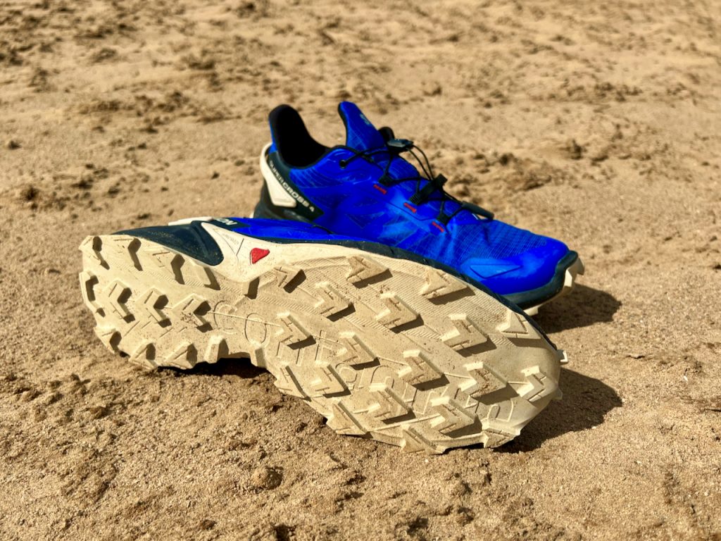 Salomon Supercross 4 Test & Erfahrungen – das Multitalent für Trailrunning? 11 Die Pfeil-Stollen unter der Sohle graben sich tief in den Untergrund – und geben sogar im Wüstensand maximalen Grip. Salomon Supercross 4 Test Erfahrungen