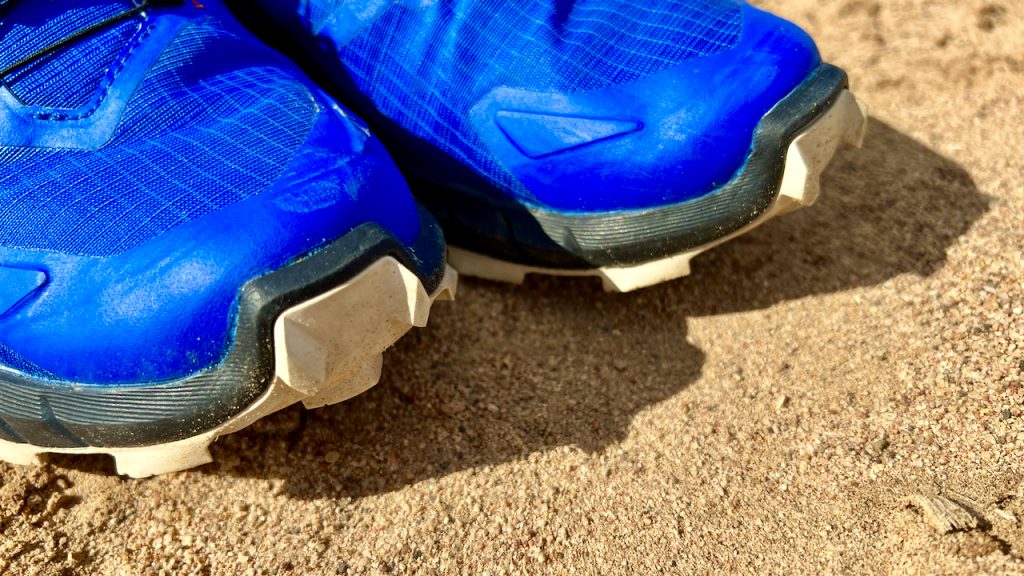 Salomon Supercross 4 Test & Erfahrungen – das Multitalent für Trailrunning? 26 Salomon Supercross 4 Test Erfahrungen Der Supercross 4 ist mit einer vorgeformten Zehenkappe ausgestattet, die den Fuß vor frontalen Stößen schützt.