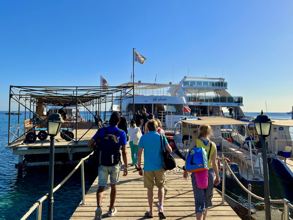 Ab auf's Boot – die Scuba World Divers betreiben eine ganze Flotte komfortabler Tauchboote. Foto: Sascha Tegtmeyer Scuba World Divers Soma Bay Tauchen Soma Bay Erfahrungen Erfahrungsbericht