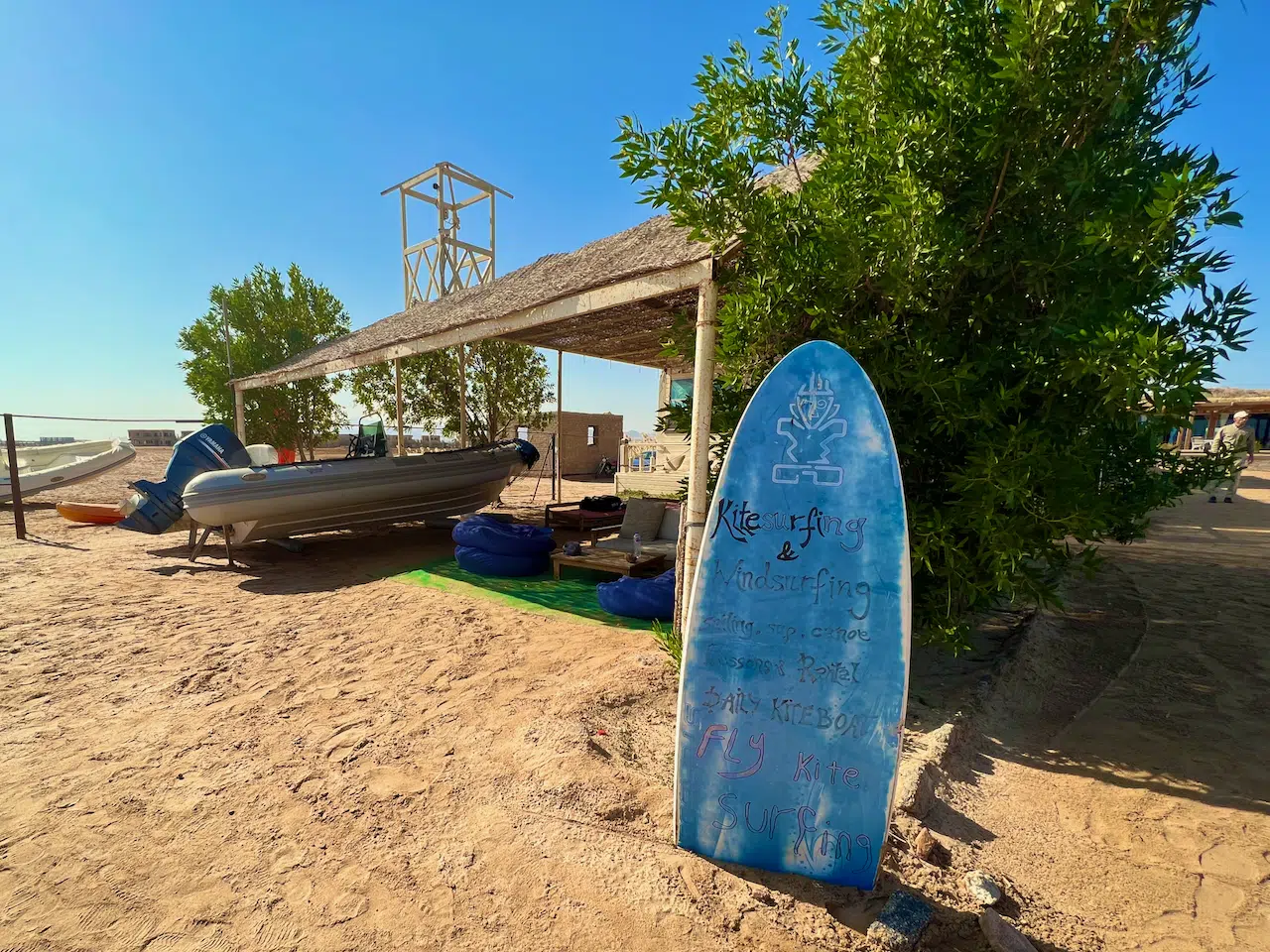 Reisebericht Soma Bay: Erfahrungen und Tipps zur Hotelwahl 5 Surfbrett vor einer Kite- und Windsurfstation am Strand von Soma Bay