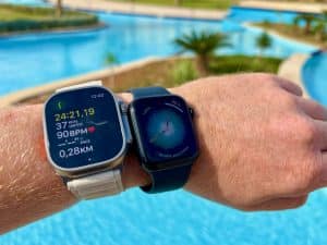 Die Apple Watch ist seit ihrer Markteinführung im Jahr 2015 Marktführer im Smartwatch-Segment und wurde bereits mehrfach von unabhängigen Testern wie der Stiftung Warentest in Deutschland zum Testsieger gekürt und als "ewiger Testsieger" bezeichnet. Die hochentwickelte, multifunktionale Sportuhr ist ideal für alle, die im Alltag aktiv und sportlich sind und auch auf Reisen oder im Urlaub ihr Fitnesslevel halten möchten. Viele Nutzerinnen und Nutzer fragen sich: Welche ist die beste Apple Watch? Eigentlich müsste die Frage lauten: Welche Apple Watch ist die richtige für wen? Denn die verschiedenen Modelle richten sich an Nutzer mit unterschiedlichen Bedürfnissen. Ich werde auch ausführlicher erläutern, welche Apple Watch ich mit Abstand am besten finde. Welche Apple Watch ist die beste für wen?