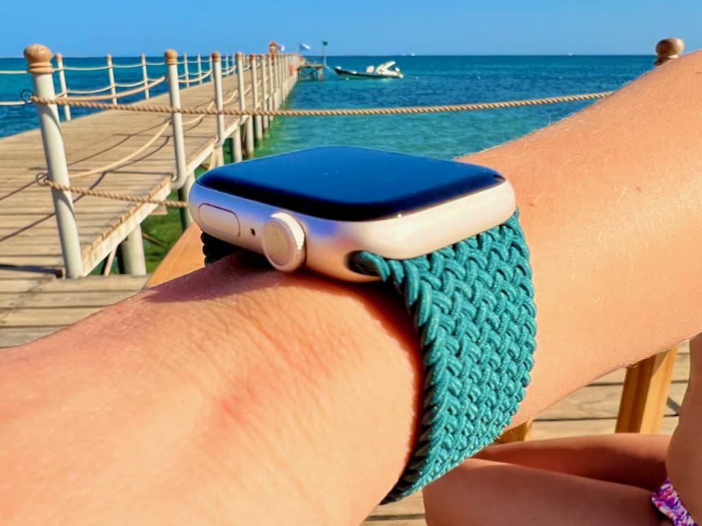 Welche Apple Watch ist die beste für wen? Ein guter Grund, die Apple Watch Series 8 anstatt der Ultra zu wählen, ist das filigranere und leichtere Design. Ansonsten ist die 8er Variante der Smartwatch eine gelungene Weiterentwicklung des Vorgängermodells. Foto: Sascha Tegtmeyer Ein guter Grund, die Apple Watch Series 8 anstatt der Ultra zu wählen, ist das filigranere und leichtere Design. Ansonsten ist die 8er Variante der Smartwatch eine gelungene Weiterentwicklung des Vorgängermodells. Sie setzt neue Maßstäbe und bietet zahlreiche Funktionen und Features, die das Sporterlebnis noch besser machen. Ich persönlich beginne jeden Tag mit einem Blick auf meine Schlafqualität, die ich mit der Apple Watch Series 8 überwache. Nachdem ich meine Schlafdaten überprüft habe, beginne ich den Tag mit einem schweißtreibenden Workout auf Apple Fitness+. Besonders gerne mache ich HIIT-Workouts, um fit und voller Energie in den Tag zu starten. Die Apple Watch Series 8 zeichnet meine Trainingszeit, Aktivitätskalorien und Leistung auf und gibt mir detailliertes Feedback zu meinem Training.