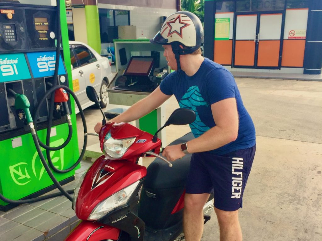 Selbst ist der Mann – getankt werden muss der Motorroller natürlich auch. Foto: Sascha Tegtmeyer