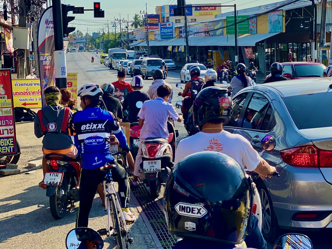 Motorroller auf Phuket mieten – meine Erfahrungen & Tipps 23 Das Auto ist umzingelt von Rollern – und jetzt stell dir vor, du musst auf Phuket unter diesen Bedingungen fahren. Traust du dir das zu? Foto: Sascha Tegtmeyer