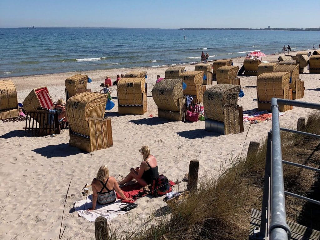Dort, wo es schön ist und wo sich viele Urlauber am Strand tummeln, sind auch Langfinger, dreiste Verkäufer und Kriminelle unterwegs, die an Euer Geld oder Eure Wertsachen wollen. Foto: Sascha Tegtmeyer