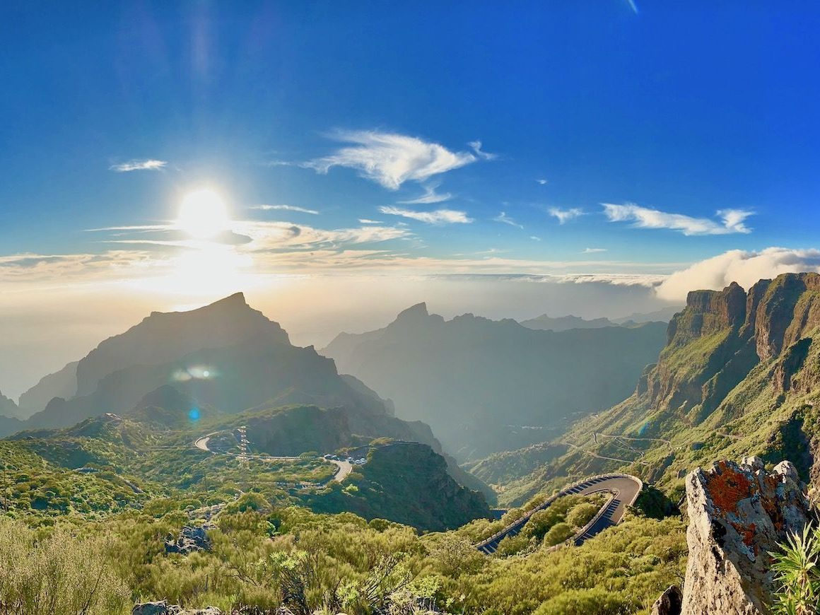 Guten und günstigen Sommerurlaub könnt Ihr auf Teneriffa erleben. Foto: Sascha Tegtmeyer Vor allem als Student musste ich sparsam sein und versuchen, meinen Sommerurlaub so günstig wie möglich zu buchen. Aber auch in Zeiten stark steigender Preise, die das Reisen manchmal unerschwinglich machen, ist es sinnvoll, seinen Sommerurlaub so günstig wie möglich zu buchen. Schließlich ist der Sommer für viele Menschen die schönste Zeit des Jahres. Sie wollen oder müssen sogar ihren Jahresurlaub in dieser Zeit verbringen. Doch leider steigen die Preise für Pauschalreisen, Flüge und Hotels in der Ferienzeit drastisch an. Wer also seinen Sommerurlaub günstig buchen will, steht vor einer großen Herausforderung. Aber ist es wirklich unmöglich, in der Ferienzeit ein günstiges Angebot zu finden? Ich selbst habe mich in den letzten Jahren intensiv mit diesem Thema beschäftigt und wertvolle Erfahrungen gesammelt. Foto: Sascha Tegtmeyer