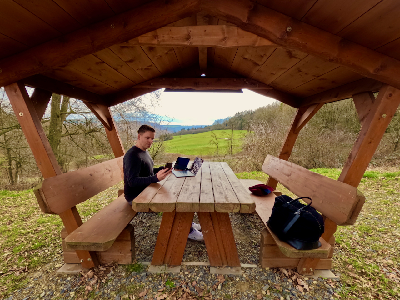 Mit dem MacBook Air M2 im Outdoor-Office – im Grunde kannst du den ganzen Tag im Freien arbeiten und musst das Notebook erst abends Zuhause wieder aufladen. 