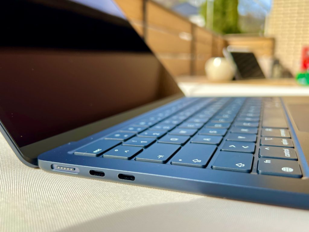 Mobil und flexibel: Der Hersteller Apple verspricht laut der Spezifikationen eine beeindruckende Laufzeit von bis zu 18 Stunden, die das Arbeiten und Unterhalten mit diesem Gerät zu einem wahren Vergnügen macht. Foto: Sascha Tegtmeyer