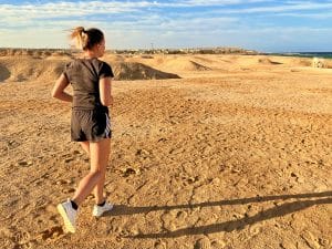 Ein Urlaub am Meer ist der ideale Moment für Ausdauersportler, um das Laufen auf einer ganz neuen Ebene zu erleben. Das morgendliche Strandjogging, das sich von der üblichen Trainingsstrecke zu Hause unterscheidet, kann ein wahres Vergnügen sein. Die sanfte Brise, das Rauschen der Wellen und das Gefühl der Freiheit, das mit dem Joggen am Meer einhergeht, sind unvergleichlich. Aber was sind die Vor- und Nachteile des Strandlaufs? Wie kannst du das Erlebnis am besten genießen? Wir präsentieren dir eine Fülle von wertvollen Tipps für den ultimativen Strandlauf.