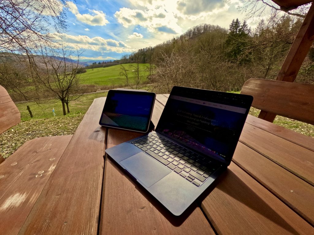 Das MacBook Air M2 ist für vielfältige Einsatzzwecke geeignet. Foto: Sascha Tegtmeyer MacBook Air M2 Testbericht Erfahrungen Erfahrungsbericht