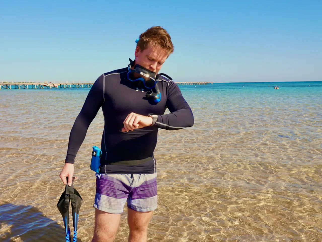 Restube Extreme Test: Erfahrungen nach vielen Jahren 7 Sascha mit Schnorchelausrüstung und blauem Restube Extreme im flachen Roten Meer