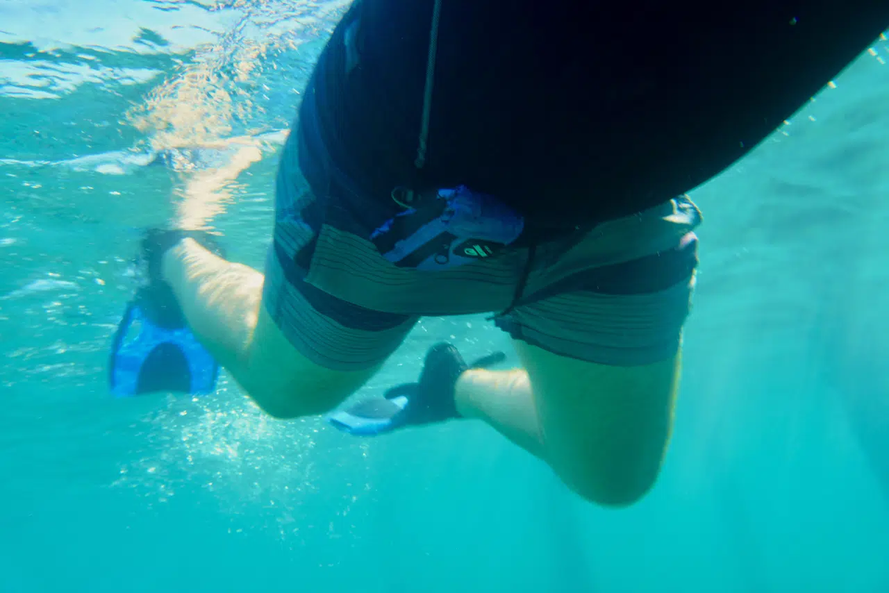 Restube Extreme Test: Erfahrungen nach vielen Jahren 2 Blaues Restube Extreme an der Hüfte eines Schnorchlers unter Wasser