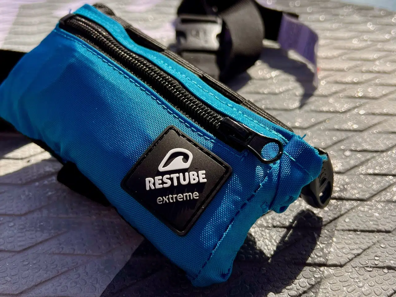 Restube Extreme – Aufblasbare Schwimmboje Für Wildwasser & Raue Bedingungen – Ideal Für Open Water Schwimmer, Surfer & Wassersport – Einhand-Auslösung Mit Signalpfeife