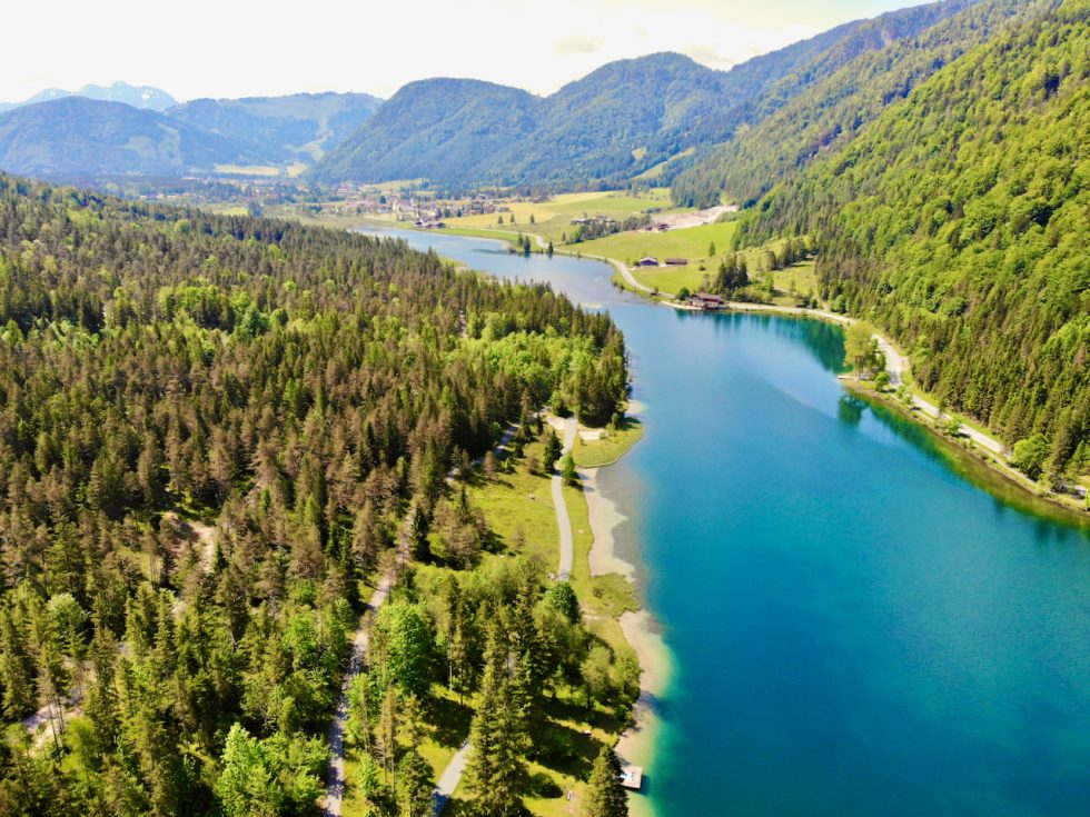Europa Blog – Tipps, Erfahrungen & Reiseziele 4 Pillersee in Tirol mit bewaldeten Berghängen aus der Luft