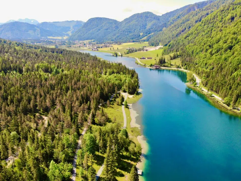 Pillersee in Tirol mit bewaldeten Berghängen aus der Luft