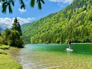 Der Pillersee ist einer der schönsten und idyllischsten Gewässer in Tirol mit glasklarem, grünblauen Wasser, zahlreichen Fischarten und einer zauberhaften Lage, eingebettet in ein malerisches Bergpanorama. Eine der aufregendsten Arten, den See zu entdecken, ist beim Stehpaddeln. Was gibt's zu entdecken beim SUP auf dem Pillersee? Was solltest du unbedingt beachten? Und wo kannst du dir ein Board leihen? Ich habe für dich alle Informationen zusammengestellt, damit du einen unvergesslichen Ausflug zu diesem herrlichen Gewässer unternehmen kannst. SUP auf dem Pillersee Erfahrungsbericht Stand Up Paddling