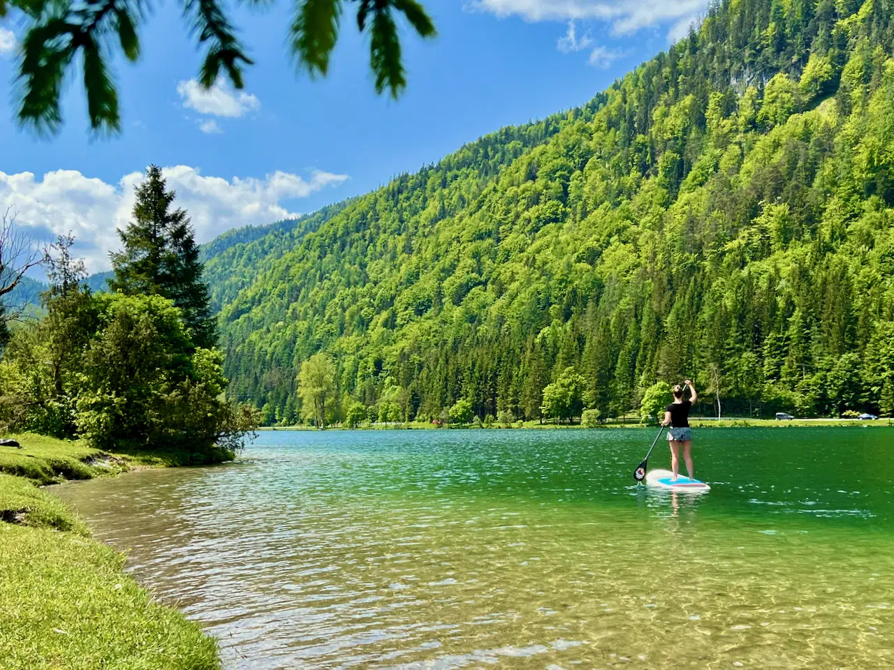 Der Pillersee ist einer der schönsten und idyllischsten Gewässer in Tirol mit glasklarem, grünblauen Wasser, zahlreichen Fischarten und einer zauberhaften Lage, eingebettet in ein malerisches Bergpanorama. Eine der aufregendsten Arten, den See zu entdecken, ist beim Stehpaddeln. Was gibt's zu entdecken beim SUP auf dem Pillersee? Was solltest du unbedingt beachten? Und wo kannst du dir ein Board leihen? Ich habe für dich alle Informationen zusammengestellt, damit du einen unvergesslichen Ausflug zu diesem herrlichen Gewässer unternehmen kannst. SUP auf dem Pillersee Erfahrungsbericht Stand Up Paddling