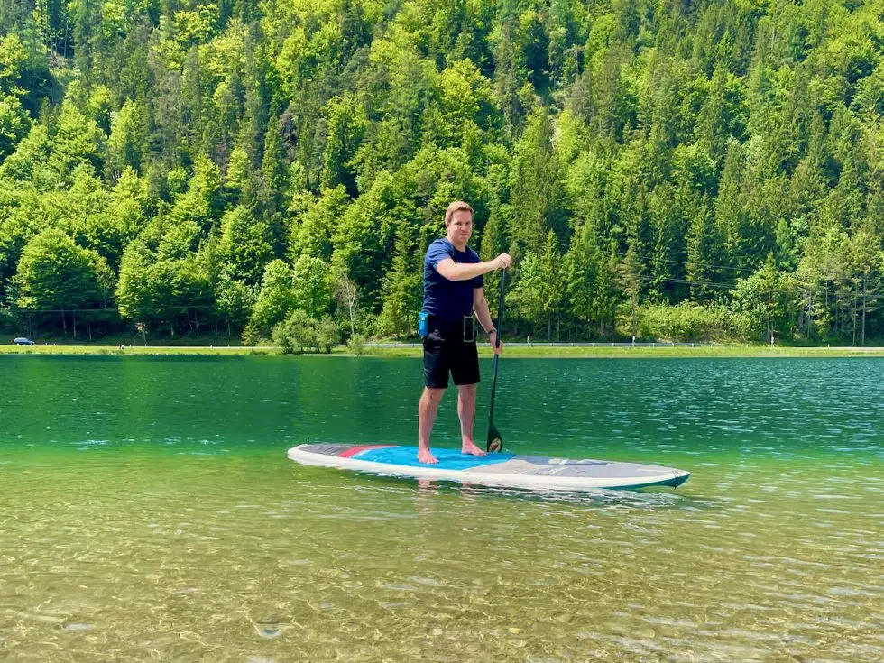 Stand Up Paddling (SUP) – Tipps, Ausrüstung, Reiseziele 2 Sascha paddelt auf dem klaren Pillersee in Tirol