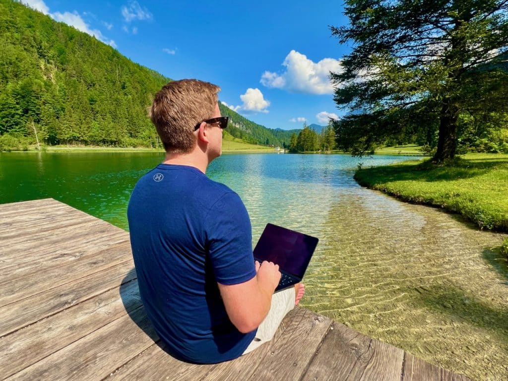 Unterwegs arbeiten mit MacBook, iPhone und iPad – nahtlose Workflows im Outdoor-Office? Stell dir vor, du sitzt beim Arbeiten in einem Café mit Blick auf die Alpen, in einer Strandbar und schaust aufs Meer oder in einem lauschigen Park mitten in der Stadt – und kannst gleichzeitig erstklassige Arbeitsergebnisse erzielen. Das Geheimnis? Die nahtlose Kombination aus MacBook Air, iPhone und iPad, die zusammen ein mobiles Büro ergeben, das keine Kompromisse bei Leistung und Kreativität eingeht. In diesem Erfahrungsbericht zeige ich dir meine Arbeitsabläufe und wie du mit den passenden Workflows mit MacBook Air, iPhone und iPad hervorragende Ergebnisse beim Arbeiten unterwegs erzielen und deinen Tag noch produktiver gestalten kannst.