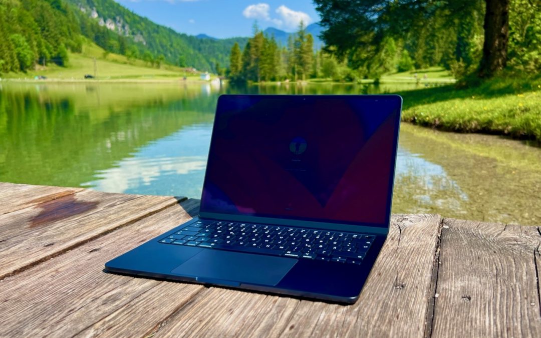 MacBook Air M2 Test & Erfahrungen – mit Performance im Outdoor-Office?