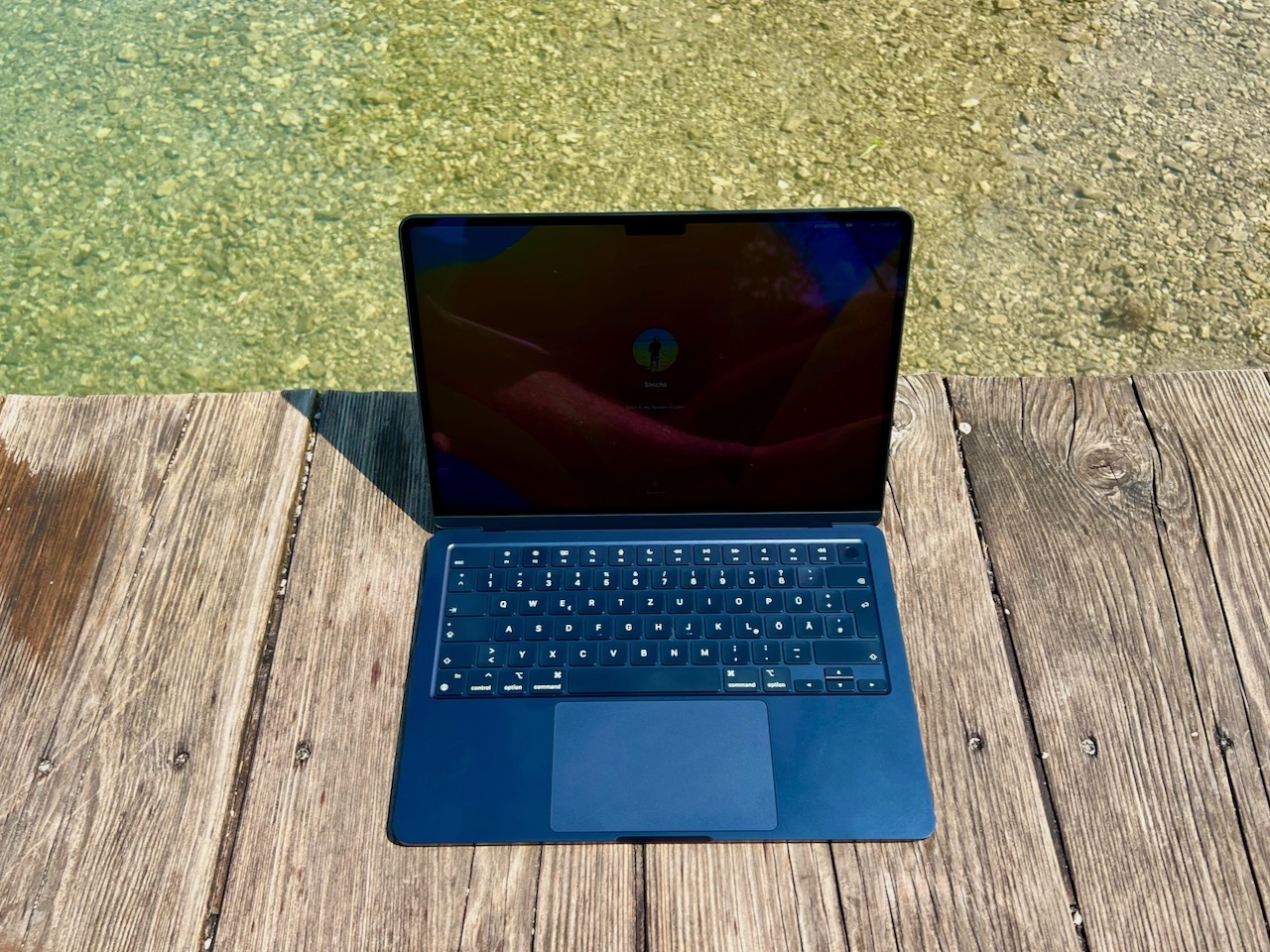 Mit dem Laptop am See arbeiten – als digitaler Nomade hast du die freie Wahl, wo du deinen Job erledigst – die Hauptsache ist, das Ergebnis stimmt.